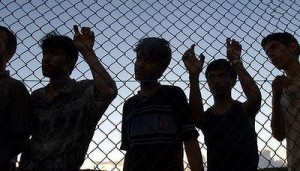 Asylum-seekers-fenced-in-400x229
